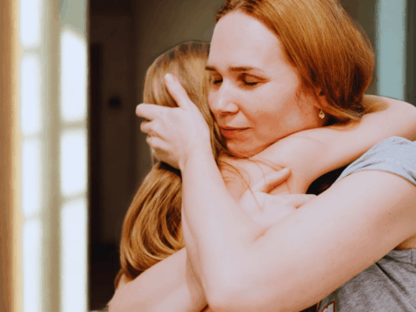 Moment prozření - dcera objímá unavenou maminku a&nbsp;ptá se, zda je nemocná